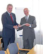 Professor Dr.-Ing. Helmut Hügel überreicht Wirtschaftsminister Ernst Pfister den Evaluationsbericht.