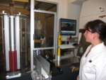 Am Monitor überwacht Mitarbeiterin Heike Haag die Arbeit des Walk-Away-Specimen-Processors.