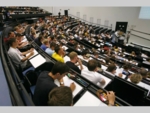 Der Hörsaal an der Universität Stuttgart ist mit mehr als 100 Studenten bis auf den letzten Platz besetzt.
