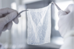 Die Kollagenmembran „Collagen Cell Carrier®“ ist dünn, elastisch und gleichzeitig stabil und körperverträglich.