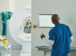 Das innovative Bedienkonzept von Somatom go. ermöglicht nicht nur die Bedienung direkt am Patienten, sondern gibt den Radiologie-Betreibern auch die Möglichkeit, erstmals ein besonders kostengünstiges Ein-Raum-Konzept umzusetzen.
