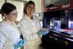Die beiden Forscherinnen in Labor vor dem 3D-Drucker und mit einer Petrischale mit der Hornhaut in der Hand.