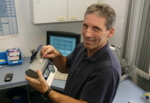 Klaus Haberstroh präsentiert das mobile Analysegerät, das mit dem Innovationspreis ausgezeichnet wurde.