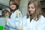 Schülerinnen des GirlsDay beim Pipettieren.