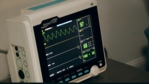 Bildschirm eines EKG-Geräts mit den typischen Aktionspotenzialen des Herzmuskels.
