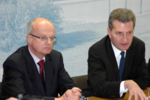 Wissenschaftsminister Prof. Dr. Peter Frankenberg und Ministerpräsident Günther H. Oettinger bei der Regierungspressekonferenz im Landtag in Stuttgart