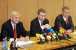 Professor Dr. Ernst Messerschmid, Ministerpräsident Günther H. Oettinger und Dr. Eberhard Veit bei einer Pressekonferenz
