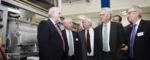 Ministerpräsident Kretschmann steht in Mitten einer Gruppe von Leuten in der Pilotanlage der Celitement GmbH am KIT