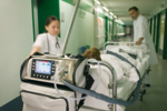 Krankenhauspersonal mit Patientin