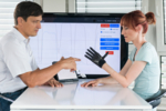 Ein Baukastensystem für künstliche Handprothesen mit Tastsinn der Firma Vincent Systems ermöglicht es die Technologie individuell auf den Träger anzupassen.