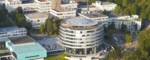 Zu sehen ein großes zylindrisches Gebäude auf dem EMBL-Campus in Heidelberg.