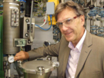 Bernhard Kohl, Leiter der chemischen Verfahrensentwicklung bei Nycomed steht an einer pharmazeutischen Fertigungsanlage.