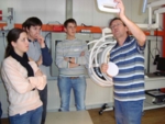 Studenten in einer Produktionshalle