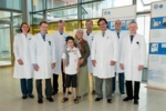V.l.n.r.: Privatdozentin Dr. Elke Wühl, Oberärztin der Sektion Pädiatrische Nephrologie, Privatdozent Dr. Christian Morath, Oberarzt am Nierenzentrum der Medizinischen Universitätsklinik, Professor Jan Schmidt, Sektionsleiter der Transplantationschirurgie, Resat Nuri Yildiz mit seiner Mutter, Professor Burkhard Tönshoff, Leitender Oberarzt am Zentrum für Kinder- und Jugendmedizin, Professor Caner Süsal, Leiter des Antikörperlabors in der Abteilung für Transplantationsimmunologie, Dr. Jörg Beimler, Oberarzt am Nierenzentrum der Medizinischen Universitätsklinik, und Professor Martin Zeier, Ärztlicher Leiter des Nierenzentrums der Medizinischen Klinik des Universitätsklinikums Heidelberg.