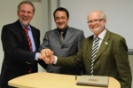 gemeinsamer Handschlag von Prof. Dr. Hugo Hämmerle (NMI), Prof. Dr. Volker Bucher (HFU, NMI), Prof. Dr. Rolf Schofer (HFU)