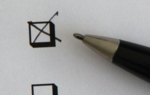 Abgebildet ist ein Ausschnitt eines Fragebogens, man sieht ein angekreuztes Kästchen und einen Kugelschreiber.