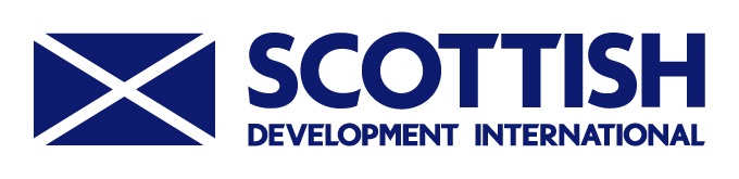 Das Logo zeigt den Schriftzug „Scottish Development International“ in Blau auf weißem Hintergrund. „Scottish“ ist in größeren Buchstaben als Überschrift geschrieben. Auf der linken Seite befindet sich ein blauer Briefumschlag.